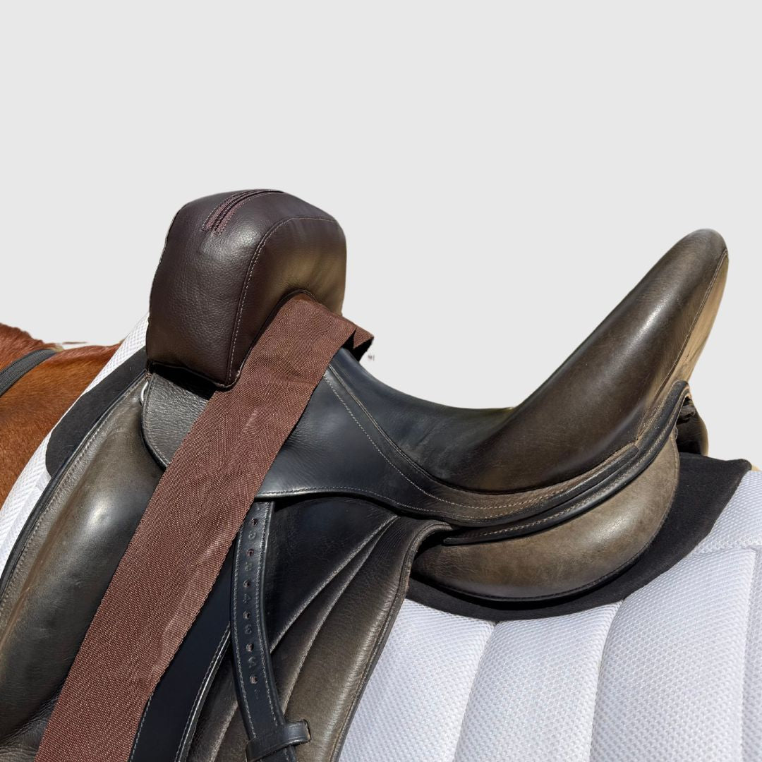 Sally Batton Pommel Blocker by Southlake Paws, featuring a saddle with a brown leather pommel blocker attached.