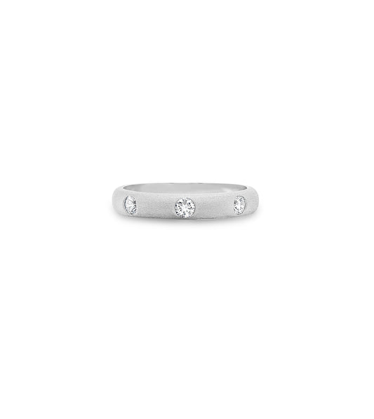 OLIVE & CHAIN Diamond 3 Stone Flush Band - Yellow Gold, 5.5
