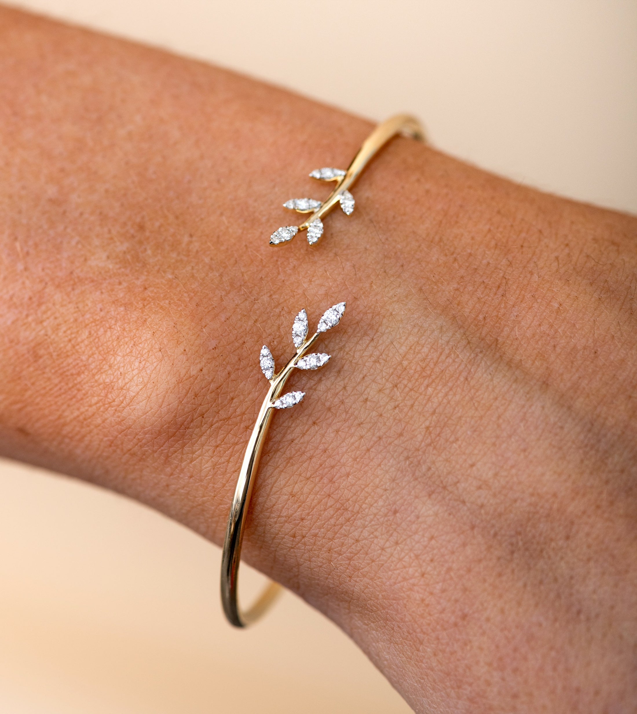 OLIVE & CHAIN Diamond Leaf Flexible Bangle