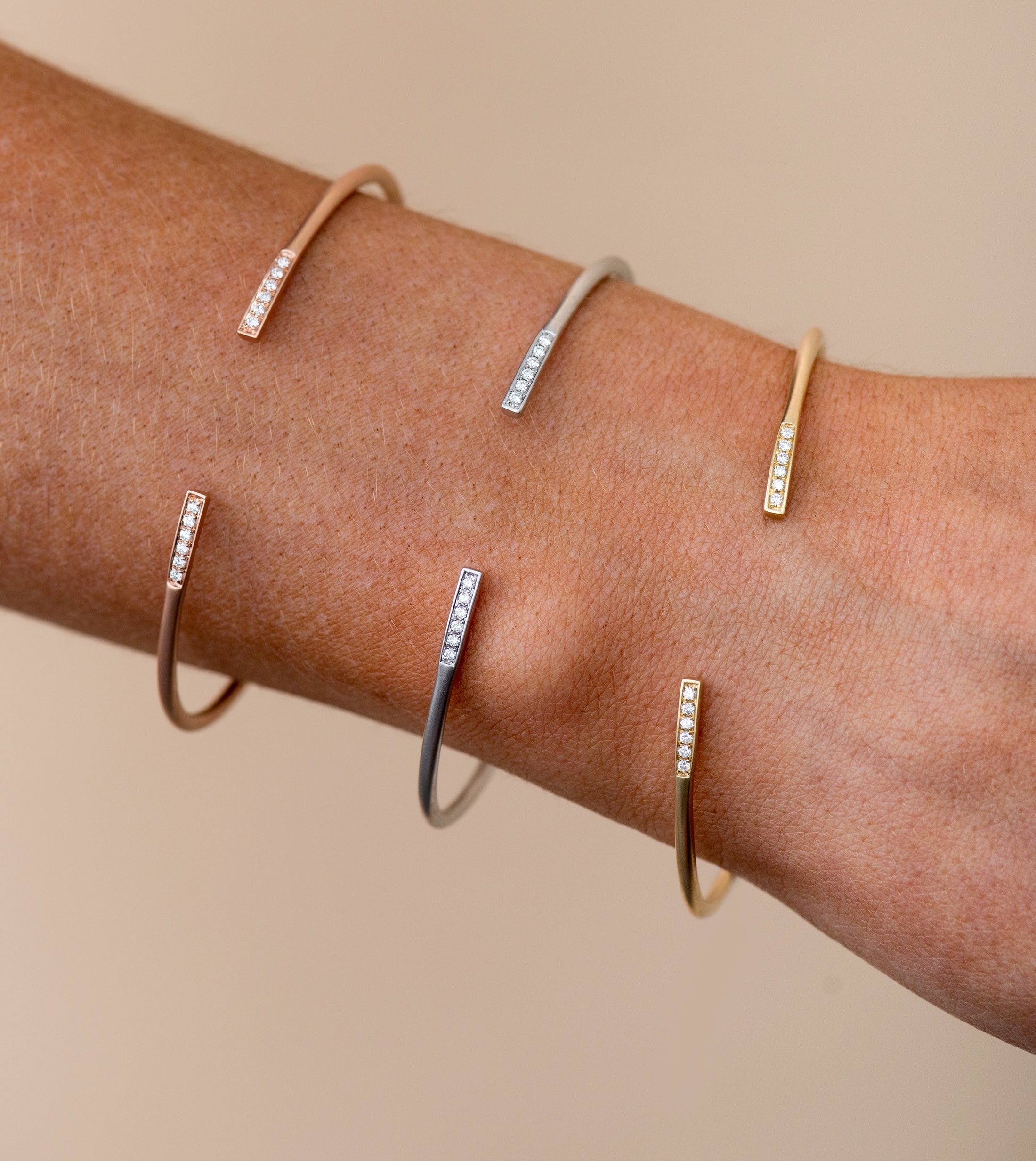 OLIVE & CHAIN Diamond Bar Flexible Bangle
