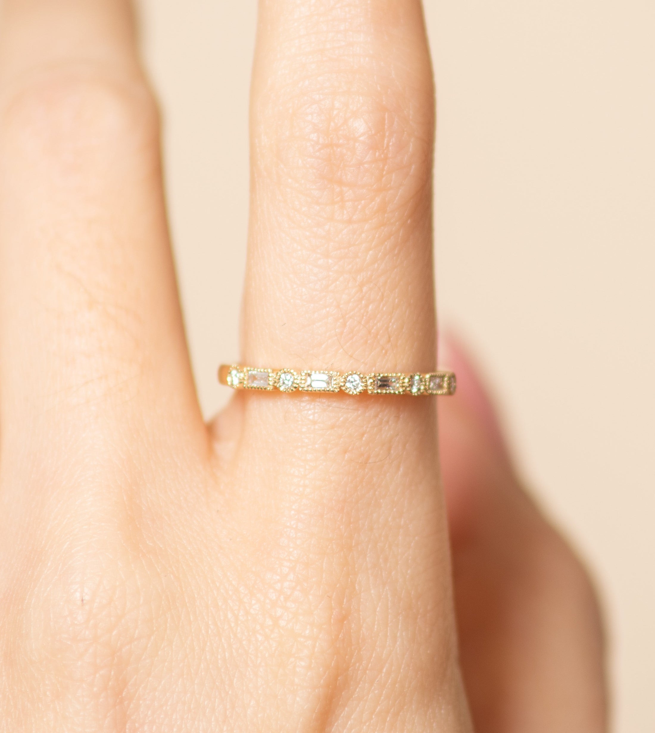 OLIVE & CHAIN Diamond Baguette & Round Bezel Band - Yellow Gold, 8.0