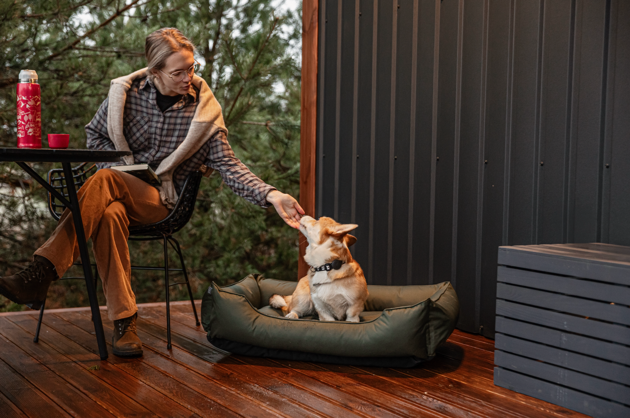 Chester & Lee | Waterproof Sleeper Dog Bed Green - image 12