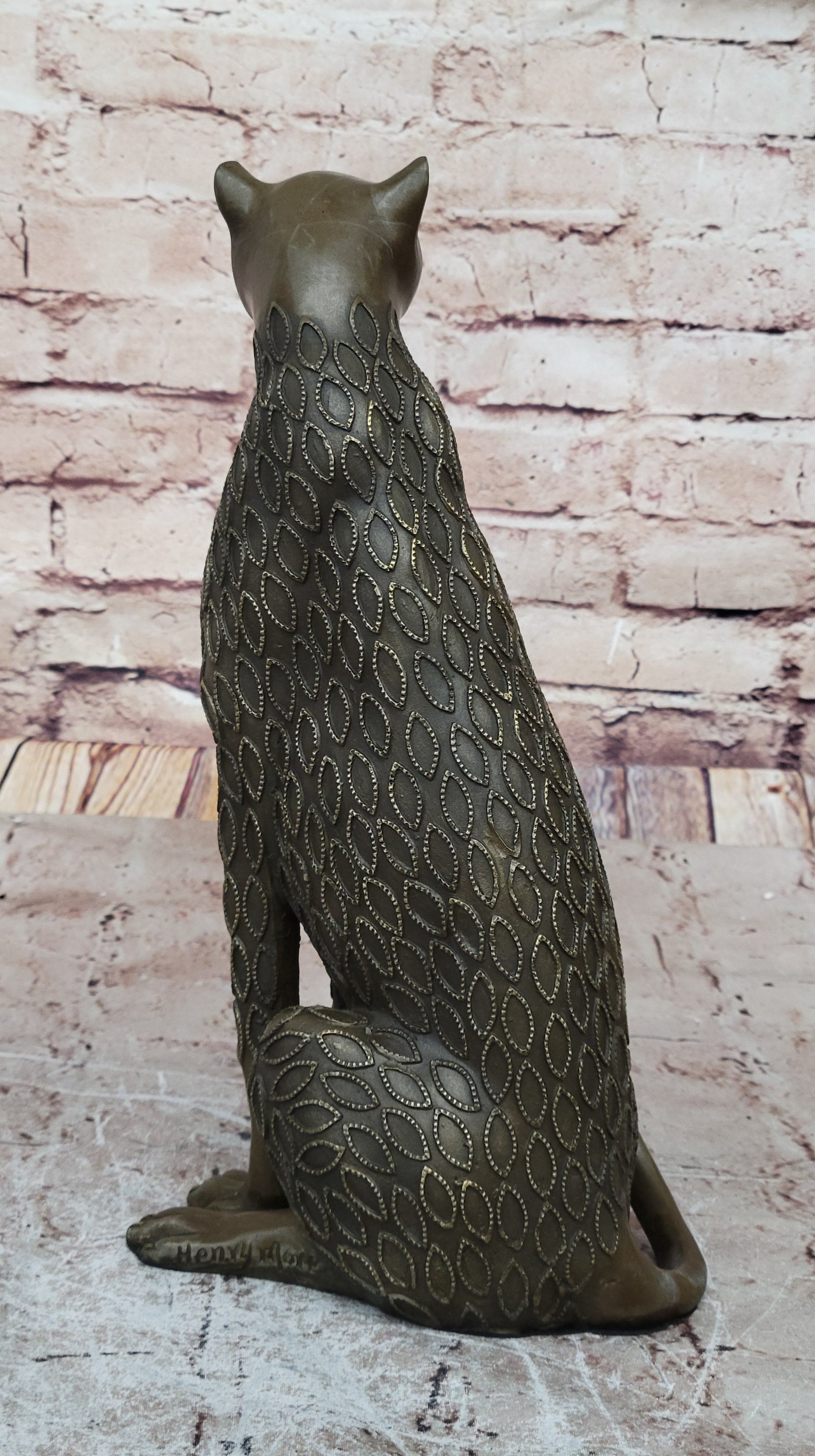 Stylized Bronze Leopard Sculpture – Modern Big Cat Décor for Art Lovers