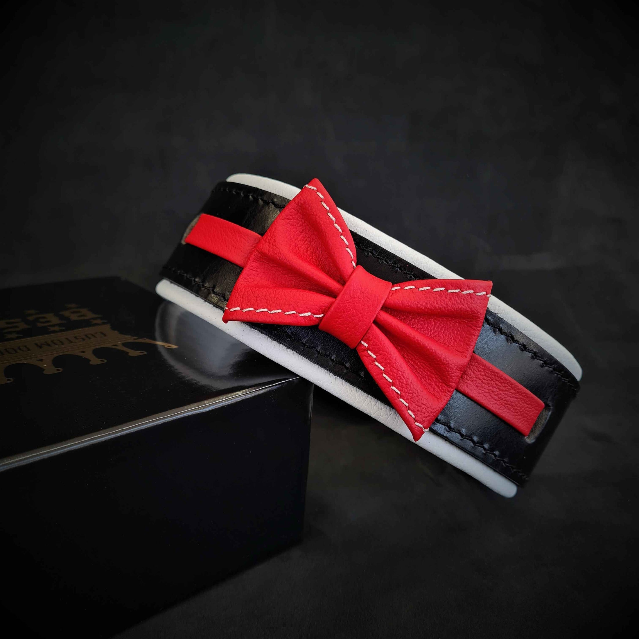 The "Bowtie" collar black