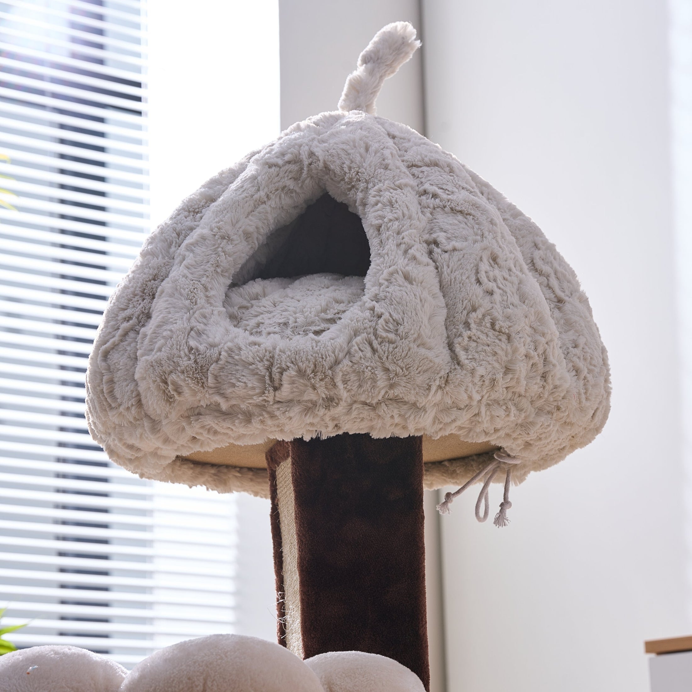 Rose Hut Luxury Enclosed Cat Bed for Indoor Cats