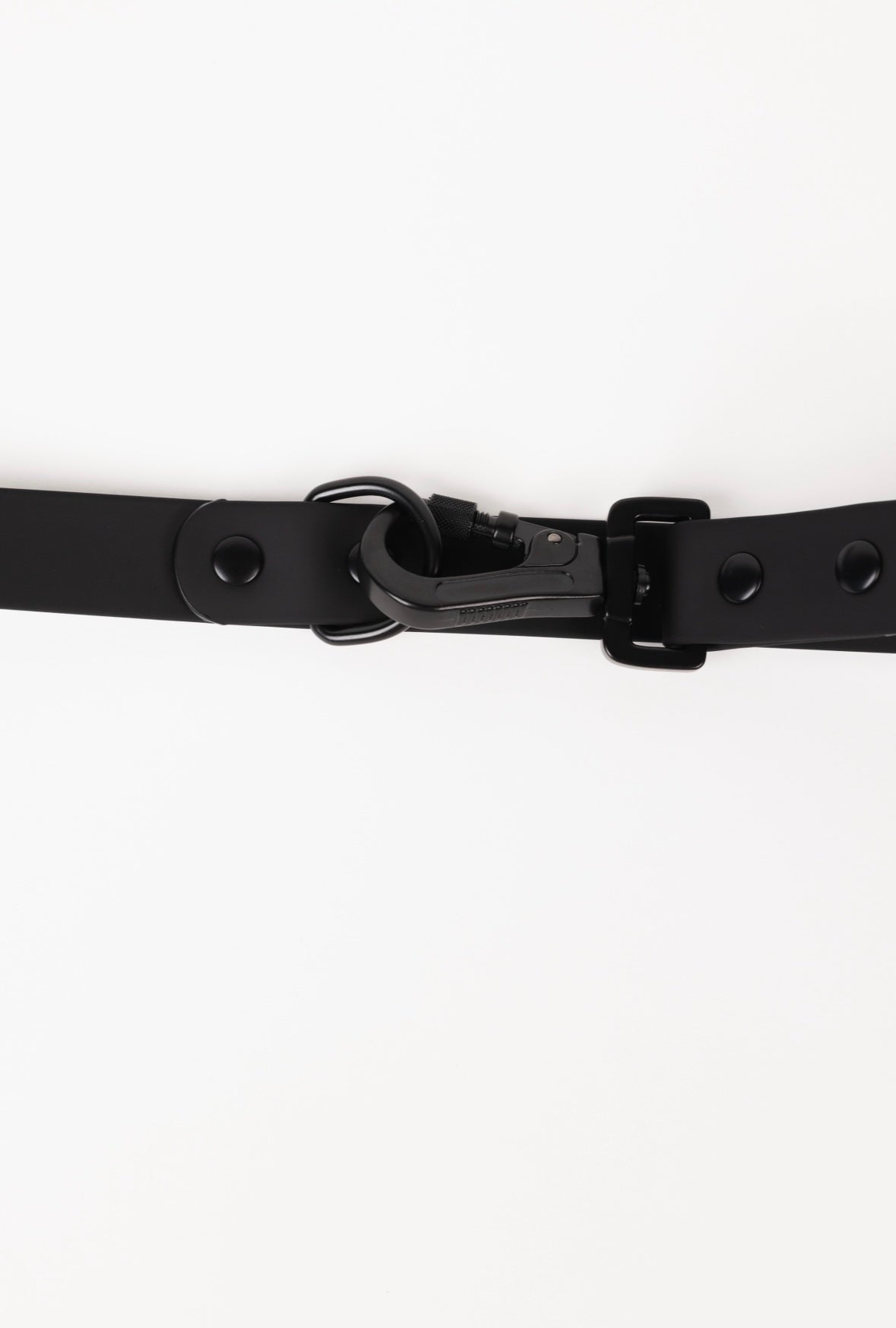 Black dog leash from The Modern Dog Company featuring a sturdy clip and sleek design. Ideal for stylish pet owners.
