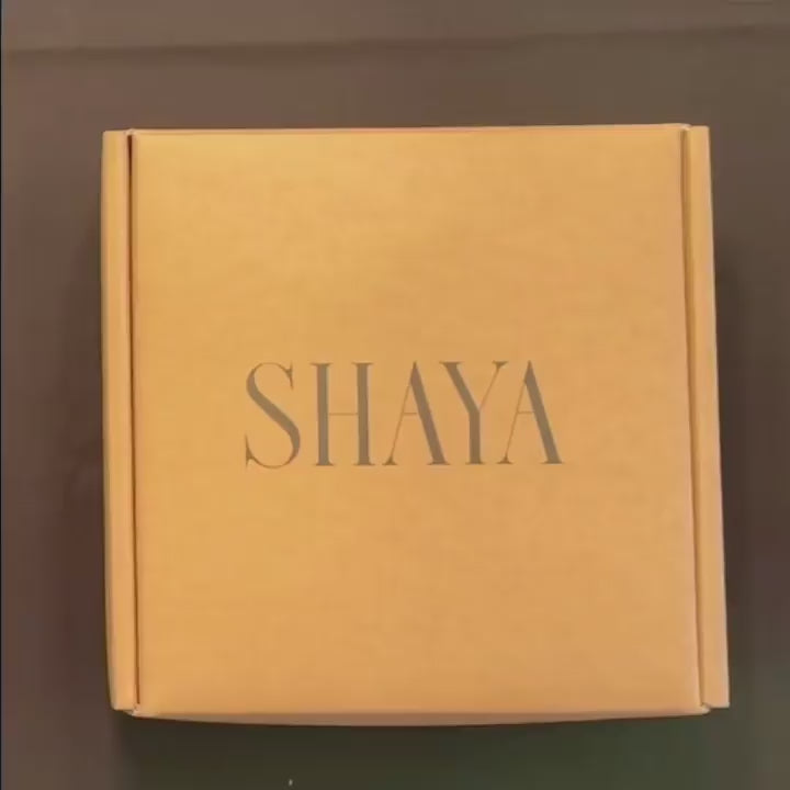 Shaya unboxing video of pet supplies
